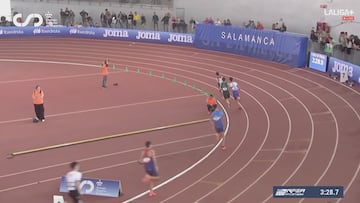 Escena bochornosa en el 1.500: un atleta empuja a otro y le tira al suelo en la meta, ver para creer