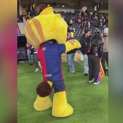 Se viraliza el hermano pequeño de Lamine ‘huyendo’ de la mascota del Barça: desternillante