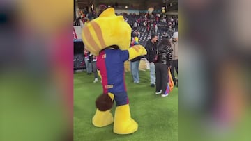 Se viraliza el hermano pequeño de Lamine ‘huyendo’ de la mascota del Barça: desternillante