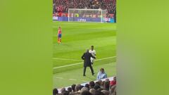 El despectivo gesto de Vinicius al ser cambiado a la grada del Metropolitano: el rojiblanco, ardiendo