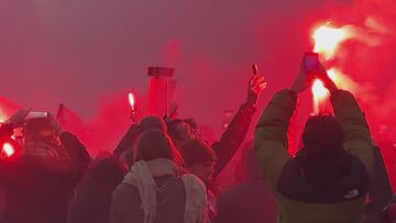 La locura, desde dentro: así fue la llegada del autobús en un recibimiento para la historia