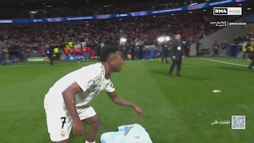 El gesto de Vinicius con una chaqueta del Madrid que indigna en redes y tachan de provocación