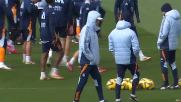 Ancelotti, ‘vapeando’ en mitad del entrenamiento