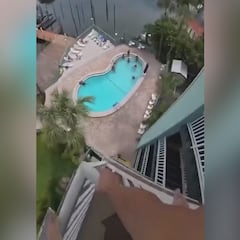 Se graba haciendo ‘balconing’ desde una cuarta planta y desata críticas furiosas en redes