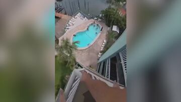 Se graba haciendo ‘balconing’ desde una cuarta planta y desata críticas furiosas en redes