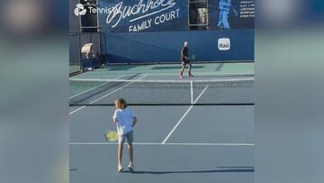 Kyrgios juega unos puntos con un niño y le celebra... ¡como si estuviese en Wimbledon!
