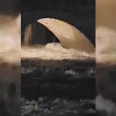 El momento que se derrumba el puente romano de Talavera de la Reina por el temporal