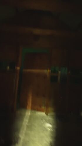 La impactante imagen de una aurora boreal desde la cabaña de un hombre en Alaska