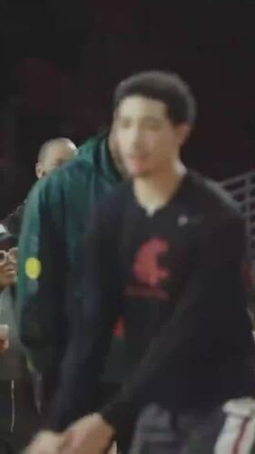 La reacción de un fan cuando LeBron se sienta a su lado