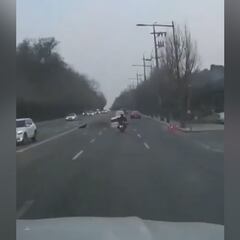 El vídeo es aterrador: un hombre fallece por la apertura repentina de una falla en plena carretera