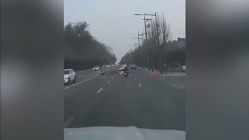 El vídeo es aterrador: un hombre fallece por la apertura repentina de una falla en plena carretera