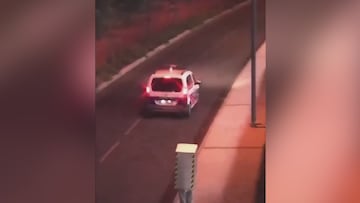 Un hombre disfrazado de radar de velocidad le gasta una broma a la policía: el resultado suma más de 3M de reproducciones