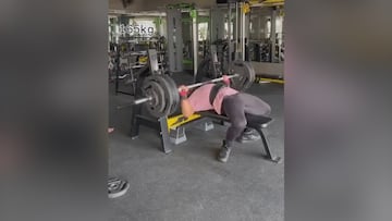 Le fallan las fuerzas levantando 165 kg y casi fallece ahogado: la secuencia es angustiosa