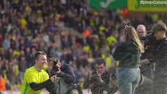 Le pide matrimonio en pleno césped durante el descanso y le cantan esto desde la grada visitante: Inglaterra y sus cosas...