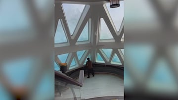 Terror en un crucero: las olas de más de 12 metros provoca que varios pasajeros acabasen por los aires