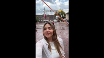 Empieza a dar un concierto en Edomex, la explanada está vacía... y la única espectadora es su novia