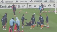 El gesto de Mbappé, Bellingham y Rüdiger que nadie entiende con Endrick y Vini en el centro del rondo: ya es viral en ‘X’