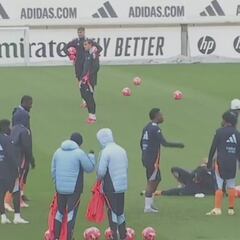 El gesto de Mbappé, Bellingham y Rüdiger que nadie entiende con Endrick y Vini en el centro del rondo: ya es viral en ‘X’