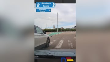 Se le cruzan tres coches en una rotonda y la Policía queda impasible: “¡Vaya tela nano, vaya tela!”