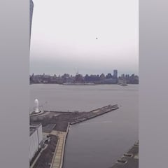 Nuevas imágenes del accidente del helicóptero en Nueva York: el momento en que se estrella