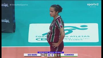 Polémica en el voleibol: una mujer embarazada de cinco meses jugando profesionalmente