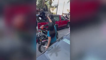 Por esta insólita razón en Mazatlán organizan carnita asada frente a casa de gringo que corrió a albañil mexicano