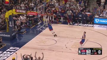 Esto de Westbrook no tiene sentido: se va solo, fuerza una técnica y culmina con una reacción insólita