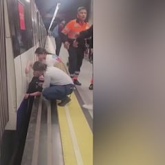 Un joven se queda atrapado entre metro y andén en Madrid: la secuencia es de puro pánico