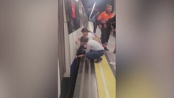 Un joven se queda atrapado entre metro y andén en Madrid: la secuencia es de puro pánico