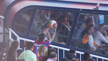 La reacción viral de Vinicius cuando un culé le enseña un balón de playa