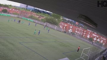 Suspenden indefinidamente al árbitro por hacer una volea en mitad de un partido de alevines