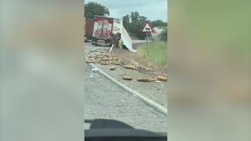 El incidente de un camionero deja la carretera llena de jamones en Huelva
