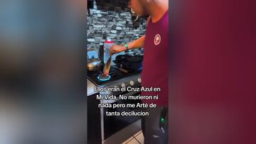 Quema la playera de Cruz Azul y le dice a su hijo: “Le iremos a uno que gane, que no desilusione”
