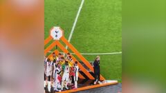 El gestazo de Pedro Porro con Postecoglou en la celebración por la Europa League