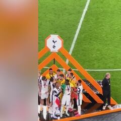 El gestazo de Pedro Porro con Postecoglou en la celebración por la Europa League