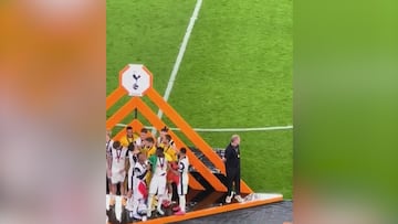 El gestazo de Pedro Porro con Postecoglou en la celebración por la Europa League