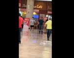 Tiró su basura a propósito frente a personal de limpieza de un centro comercial; elementos de seguridad lo buscan y lo obligan a limpiar