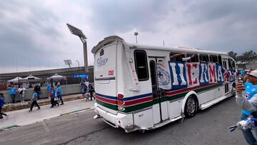 La porra de Cruz Azul armó la fiesta en el Olímpico Universitario previo a la final de Concachampions