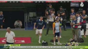 Pone el vello de punta: la reacción del Bernabéu cuando Kroos salta al césped 378 días después