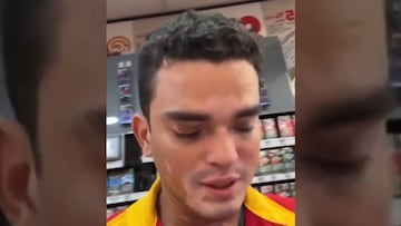 De exitoso modelo, pasó a trabajar de cajero en una tienda de conveniencia