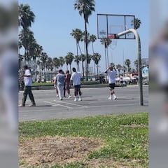 El Atlético desconecta jugando al baloncesto en Venice Beach