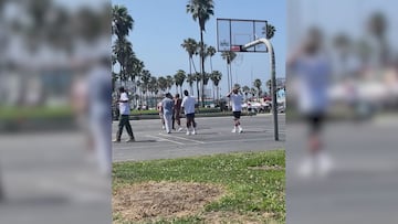El Atl¨¦tico desconecta jugando al baloncesto en Venice Beach
