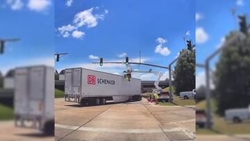 El terrible golpe que recibió de un camión una persona mientras reparaba un semáforo