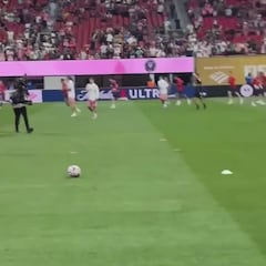 Una anciana muestra su amor por Messi: la reacción del argentino es genial