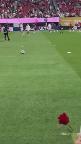 Una anciana muestra su amor por Messi: la reacción del argentino es genial