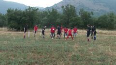 Juegan en Barcelona un partido de fútbol con la cara de Franco de pelota
