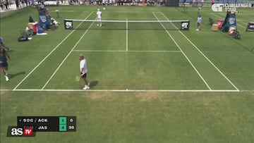 Le dejan jugar un partido profesional ATP solo por ser un multimillonario de 59 años: el vídeo es dantesco