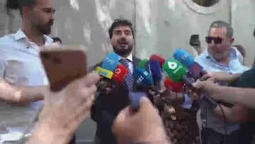 Alvise se pone a insultar a los periodistas, le plantan y le dejan hablando solo