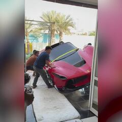 Un millonario cuelga un Ferrari como una vela en su sala de estar: nunca han visto algo así