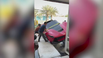 Un millonario cuelga un Ferrari en su salón como candelabro: nunca habían visto algo así